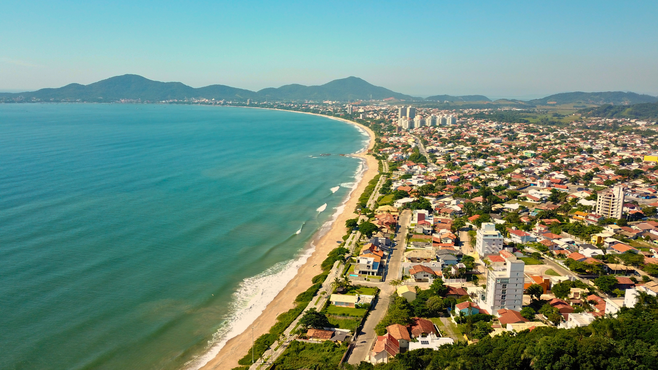 Foto de uma praia no litoral de Santa Catarina